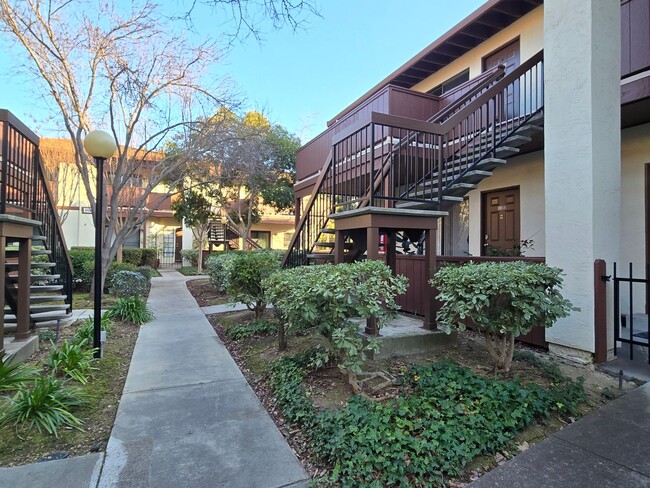 Spacious Top Floor Condo with Washer/Dryer... - Spacious Top Floor Condo with Washer/Dryer...