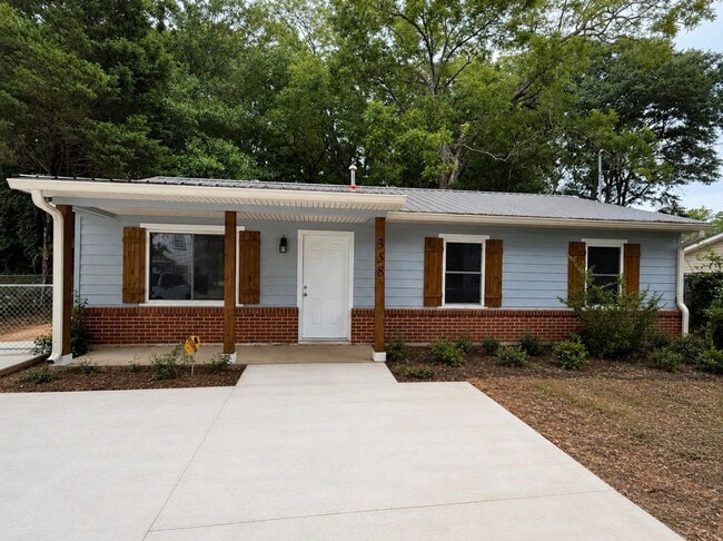 Building Photo - Beautifully Remodeled 3 Bedroom Home Just Minutes from Auburn University!