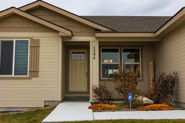 Photo - 1594 NE Cinder Loop
