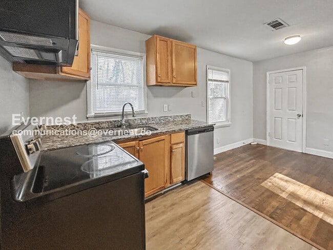 Photo - 942 Fairburn Rd NW