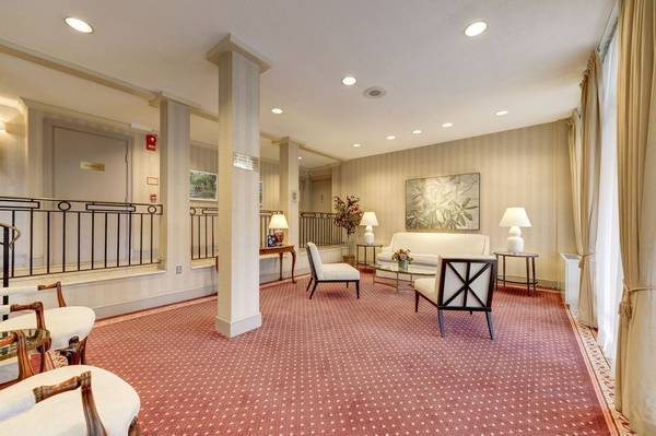 Building Photo - 4390 Lorcom Ln Unit 204