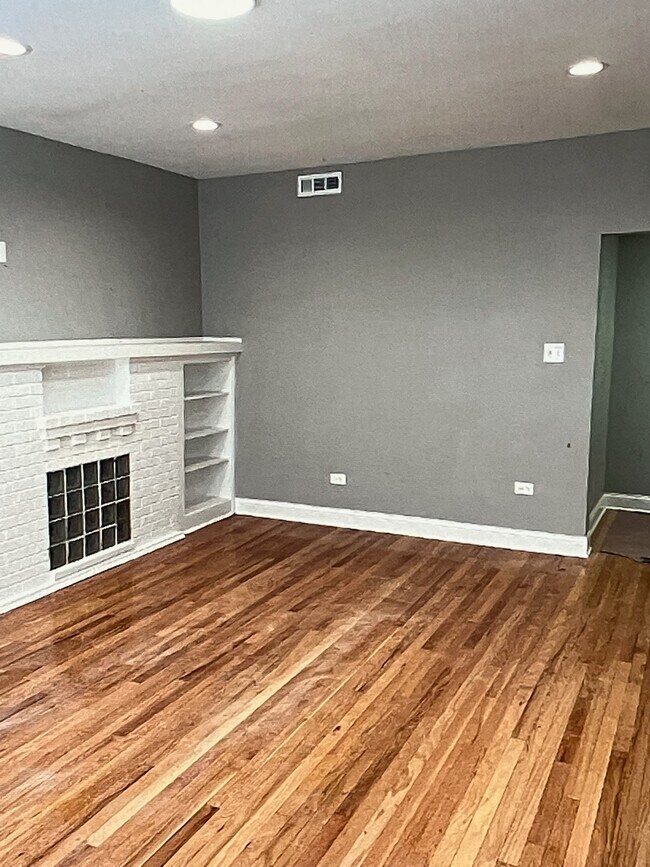 Building Photo - 7836 S East End Ave Unit 1
