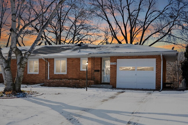 Building Photo - 5204 Grandview Ln