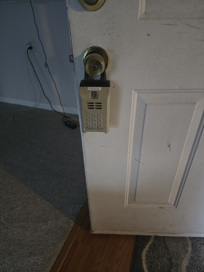 Entrando por la puerta principal - 8630 Beekman Pl Unidad A