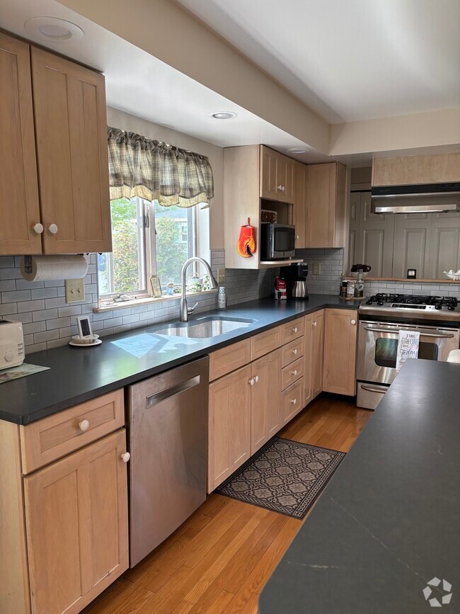 Building Photo - 419 Preble St Rental