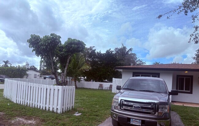 Photo - 1801 NE 25th Ave Unidad 1-3