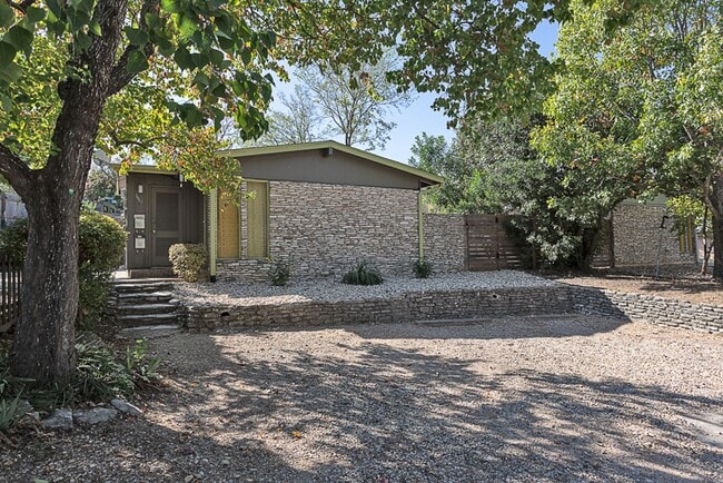 Building Photo - Charming 2/BR 1BA Home with Private Fenced...