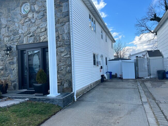 Photo - 144 Bridgetown St