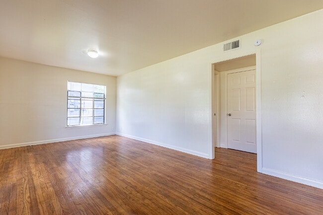 Photo - 214 Antrim Dr