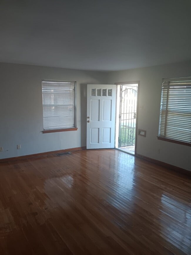 Photo - 824 Maury St