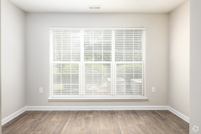 1 habitación, 1 baño - 840 pies cuadrados - Oficina - Alamance Reserve