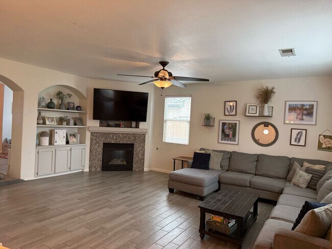 Photo - Spacious North Bakersfield Home with pool!