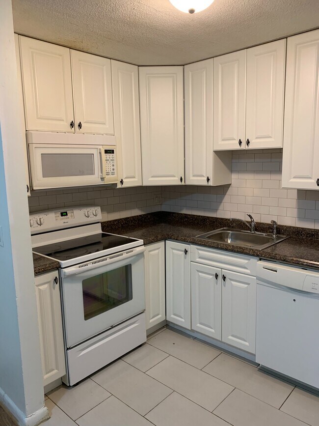 Building Photo - 10 Scottfield Rd Unit B3