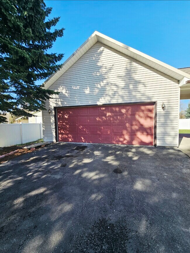 Photo - 1005 N 3rd St E