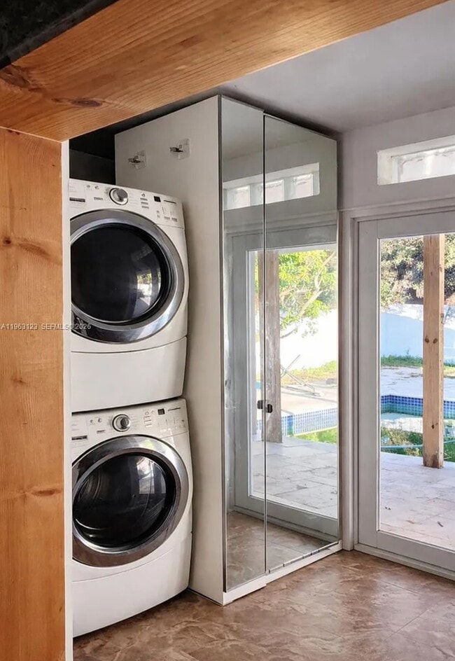 Photo - 471 NE 162nd St