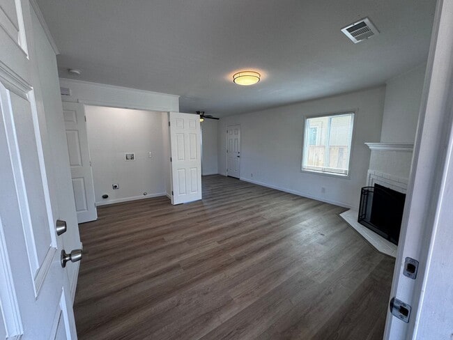 Photo - Newly Remodeled Spacious 3BD/2BA Property ... Unit 22846