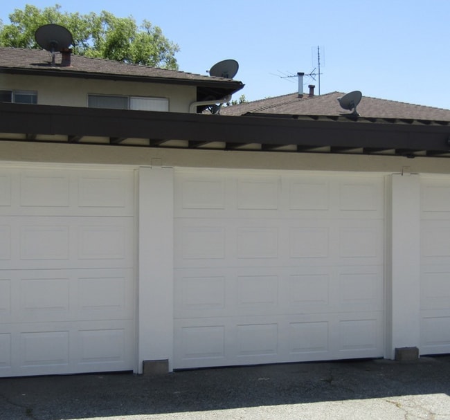 Building Photo - 417 E Badillo St