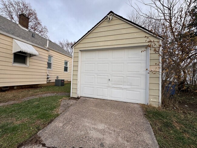 Photo - 2 bedroom Moline house with garage!