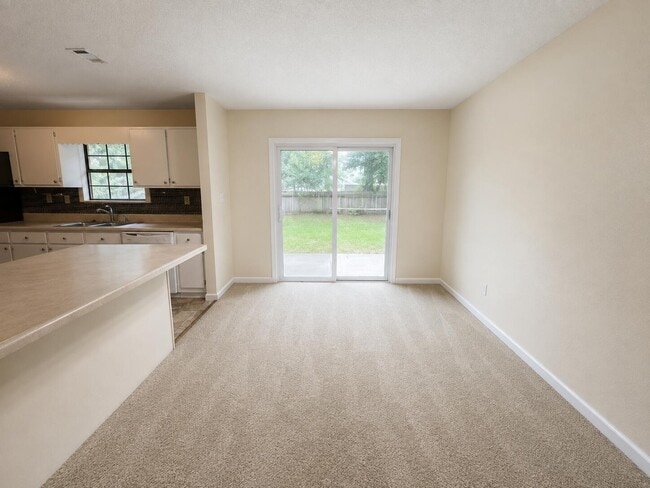 Photo - 303 Springwood Cir