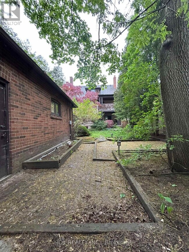 Photo - 19 Glengrove Ave E