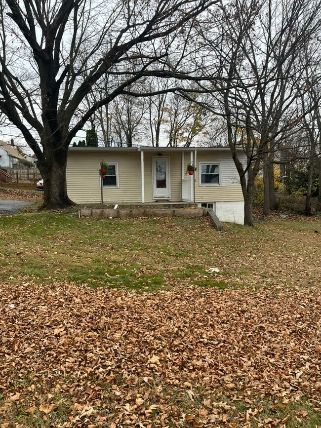 Building Photo - 602 E Maple St