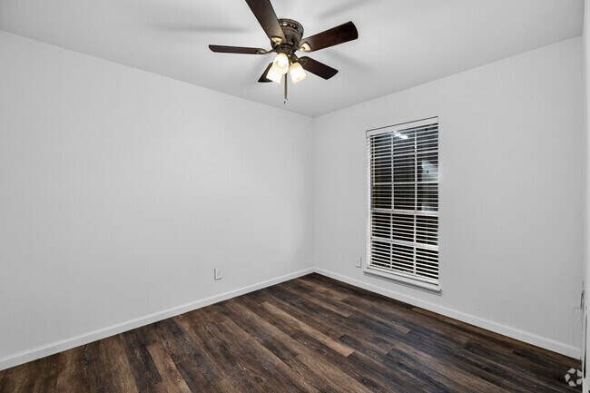 2br, 1ba - 705sqft Secondary Bedroom