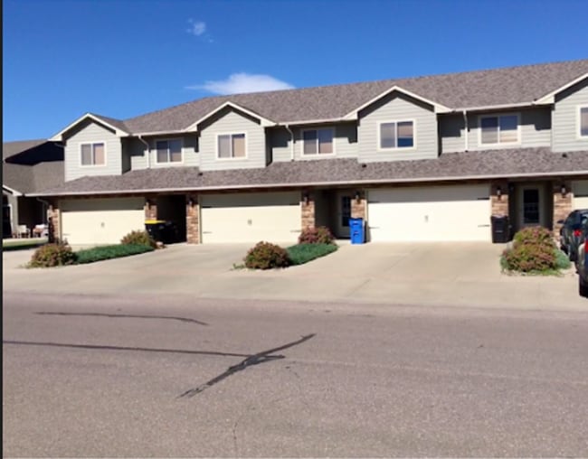 Building Photo - Beautiful West Side 3 Bed/2.5 Bath Townhome!