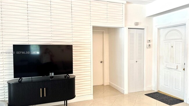 Photo - 1611 71st St