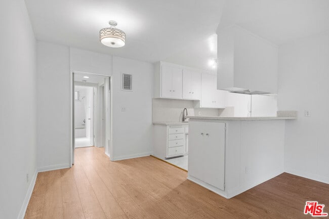 Building Photo - 7712 Pso Del Rey Unit 4
