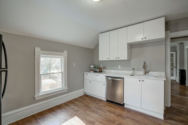 Photo - 1505 NE Main St