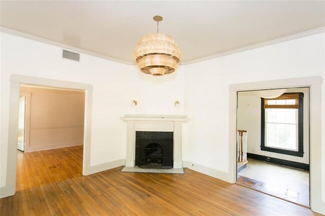 Photo - 201 W 33rd St