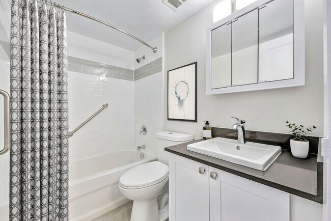 Photo - Upper Canada Court, Centre