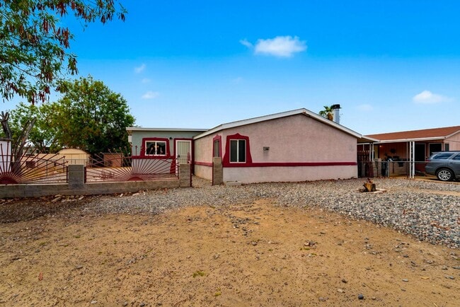 Building Photo - Spacious 4 Bedroom Home with 3 Full Baths & Large Fenced Yard