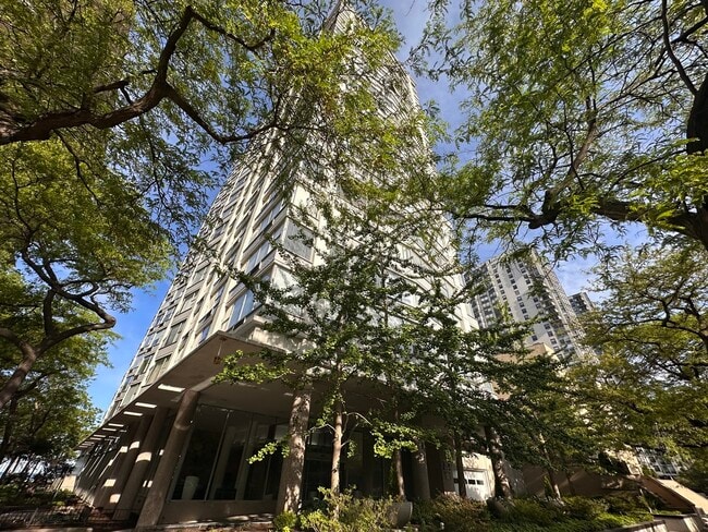 Building Photo - 5757 N Sheridan Rd Unit 17C