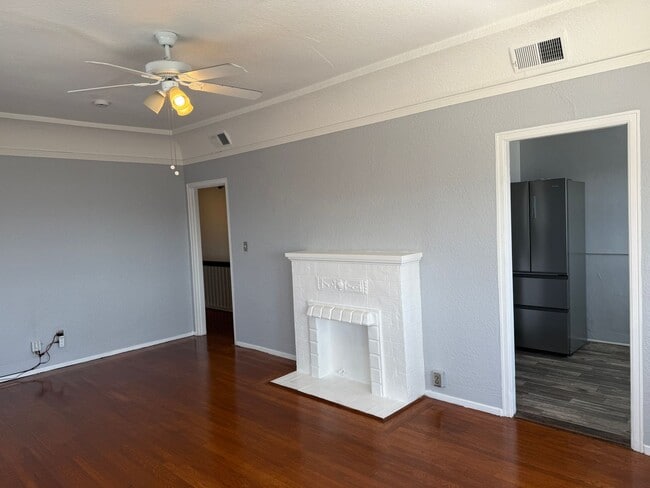 Building Photo - Beautiful 2 bedroom 1 bathroom upstairs ap... Unit 3066 Columbia Street Rental