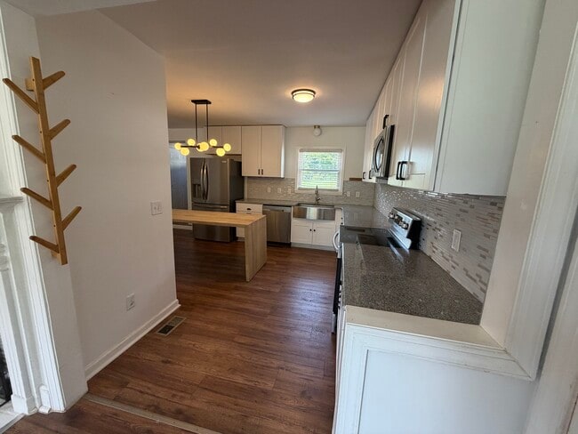 Kitchen - 1240 Skyview Rd