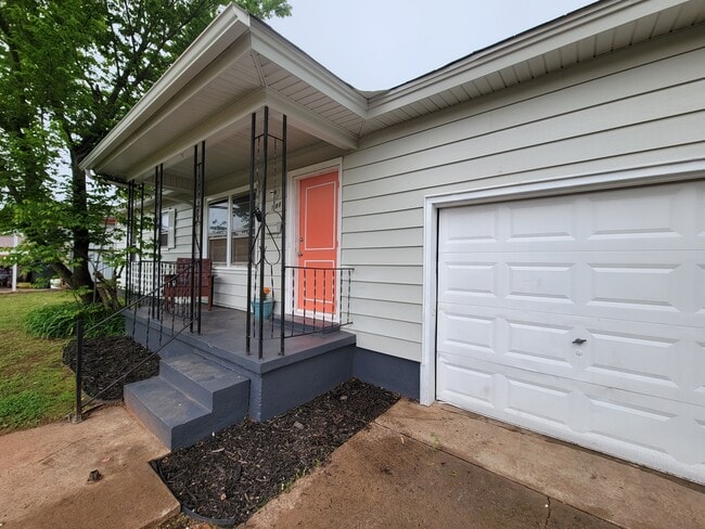 Building Photo - 1108 Hickory Ln