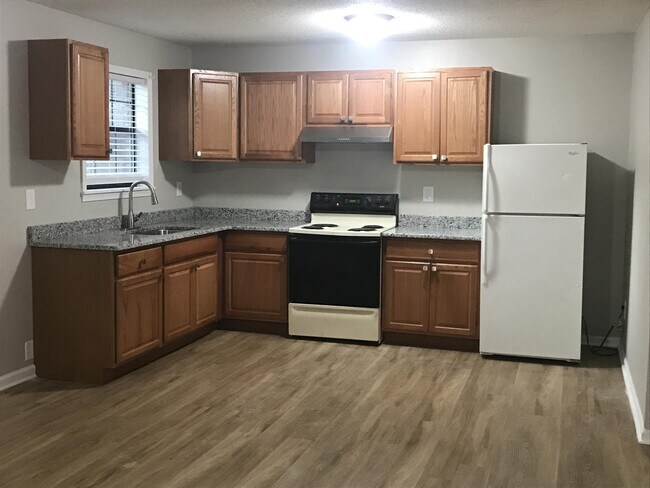 Building Photo - 2509 Green Oaks Ct SE Unit C