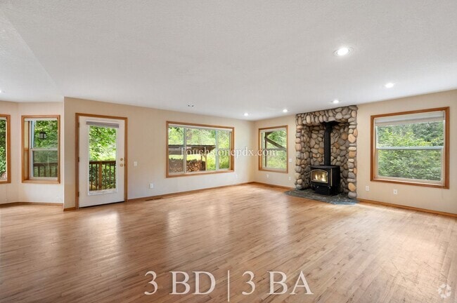 Building Photo - Scenic 3BD|3BA Alongside the Sandy River Rental
