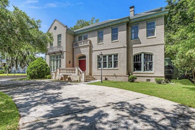 624 E Victory Dr