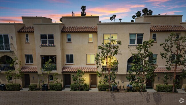 Building Photo - Beutiful Townhome For Lease in Anaheim! 3 ...