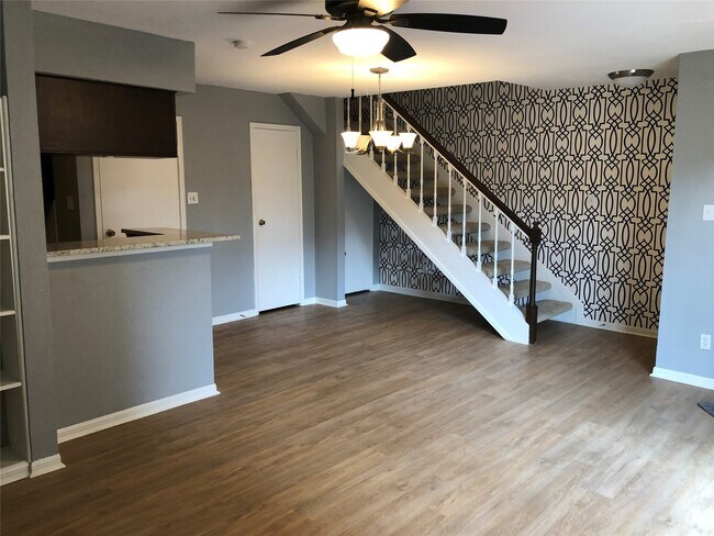 Building Photo - 10615 Briar Forest Dr Unit 107