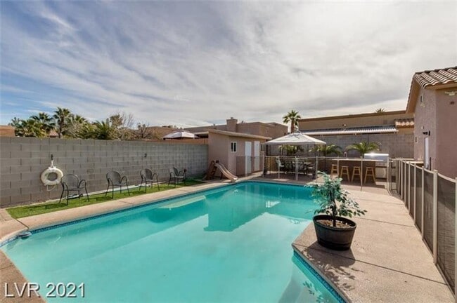 Building Photo - Black Mountain Retreat with Private Casita, Pool & No HOA