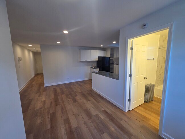 Building Photo - 4839 W Dakin St Unit 1 West