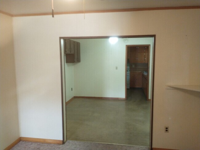 Photo - 108 N Oak St