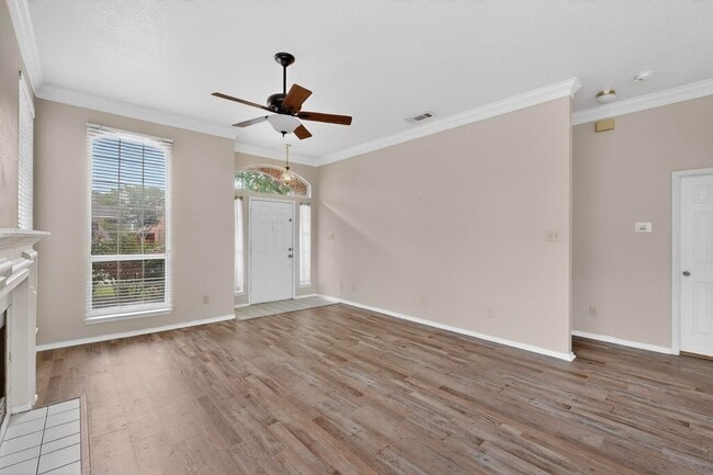 Photo - 636 Raintree Cir