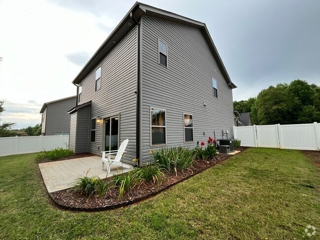 Building Photo - Private Home with Updated Interior!