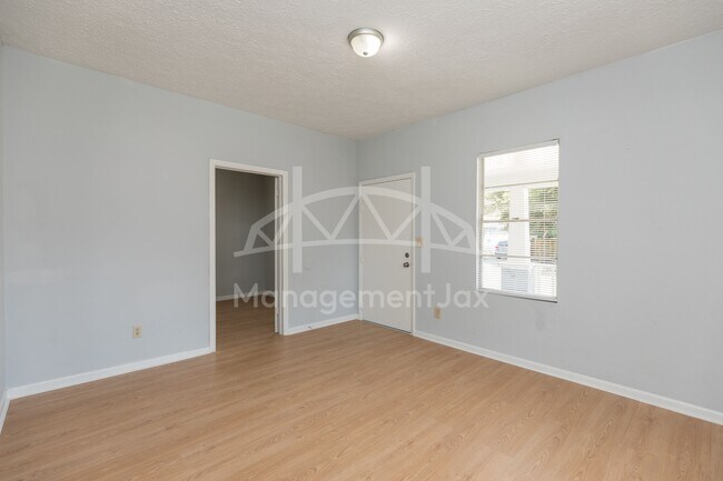 Photo - 622 E 63rd St