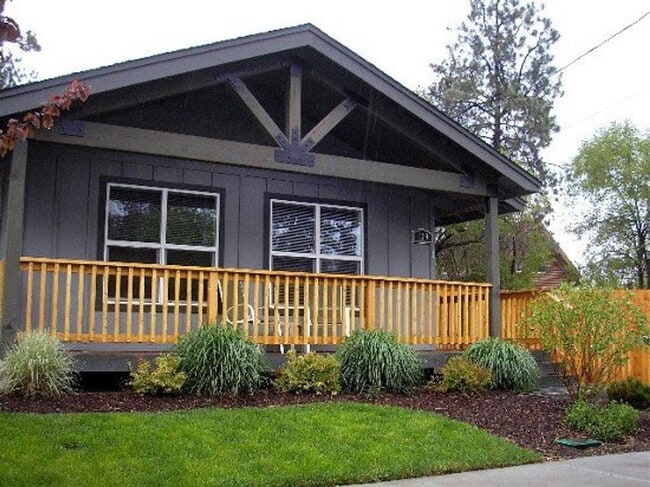 Photo - 139 SE Heyburn St Unit Cottage #1