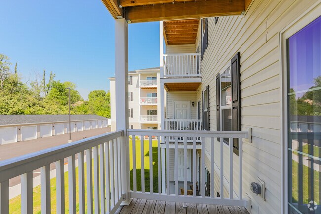 2BR, 1BA - 825SF